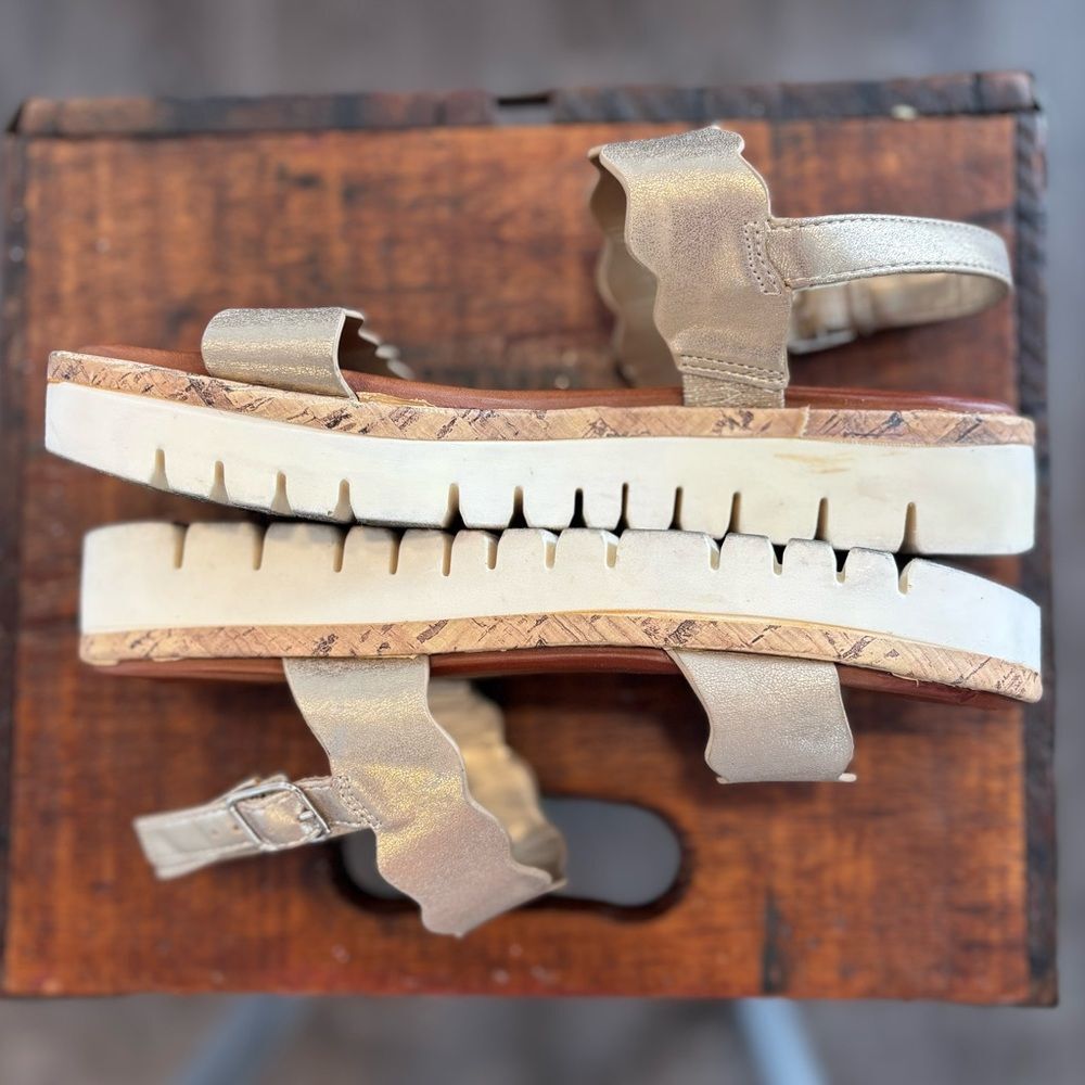 Nordstrom Unisa platform gold sandals 7 - Picture 2 of 4